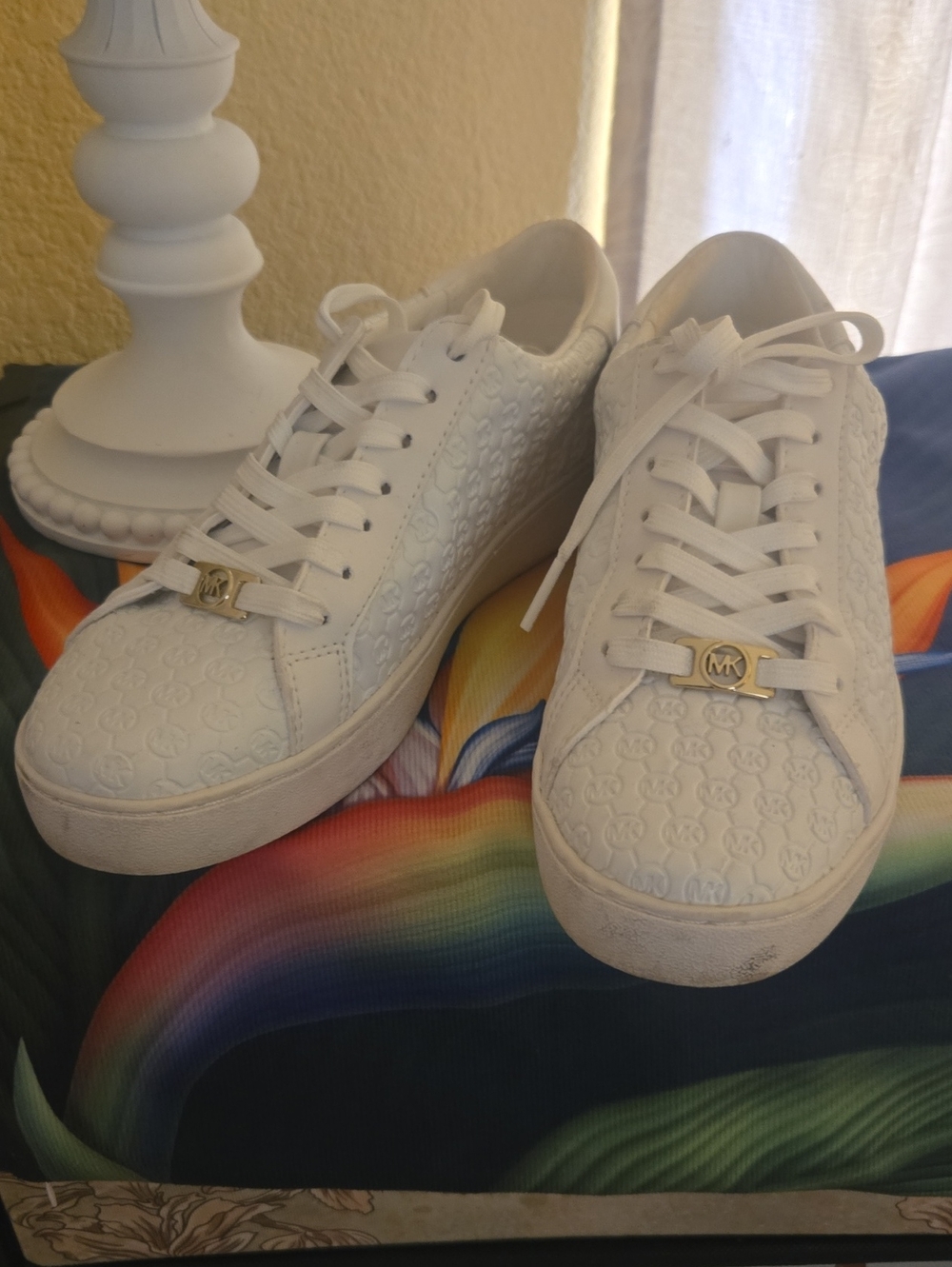 💥✨️👟Michael Kors White Embossed MK Low-Top Sneakers with Gold Hardware